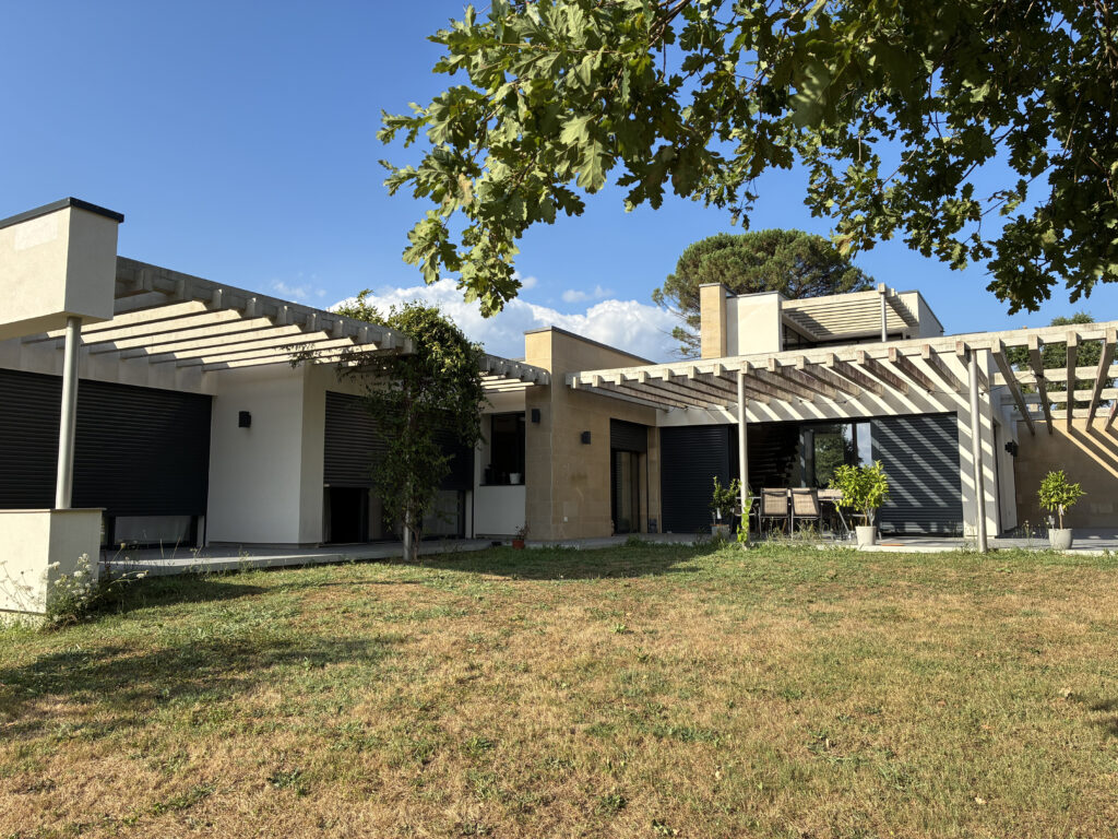 Maison d&rsquo;architecte entre pierre, béton et lumière en Bas-Armagnac (32)